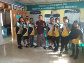 Siswa SD Dengok II Kunjungi Perpustakaan Desa Dengok